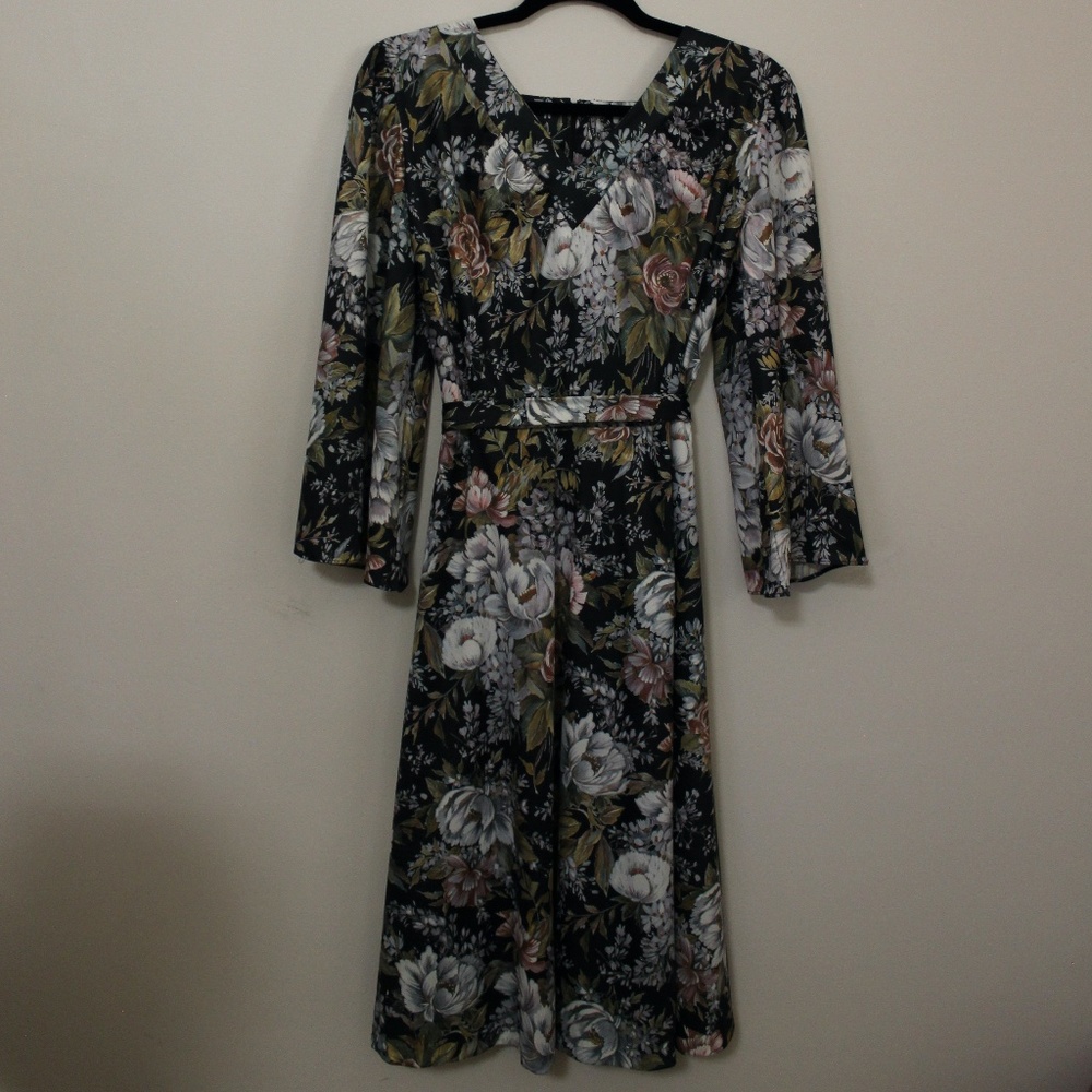 VINTAGE 1970s Bell Sleeve Floral Dress - Picture 5 of 10
